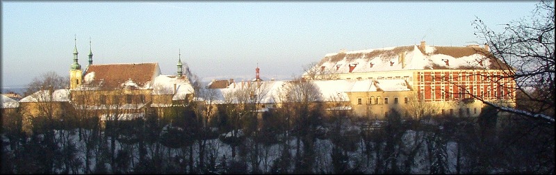 Winter church, castle (panoramatic, 223 kB)